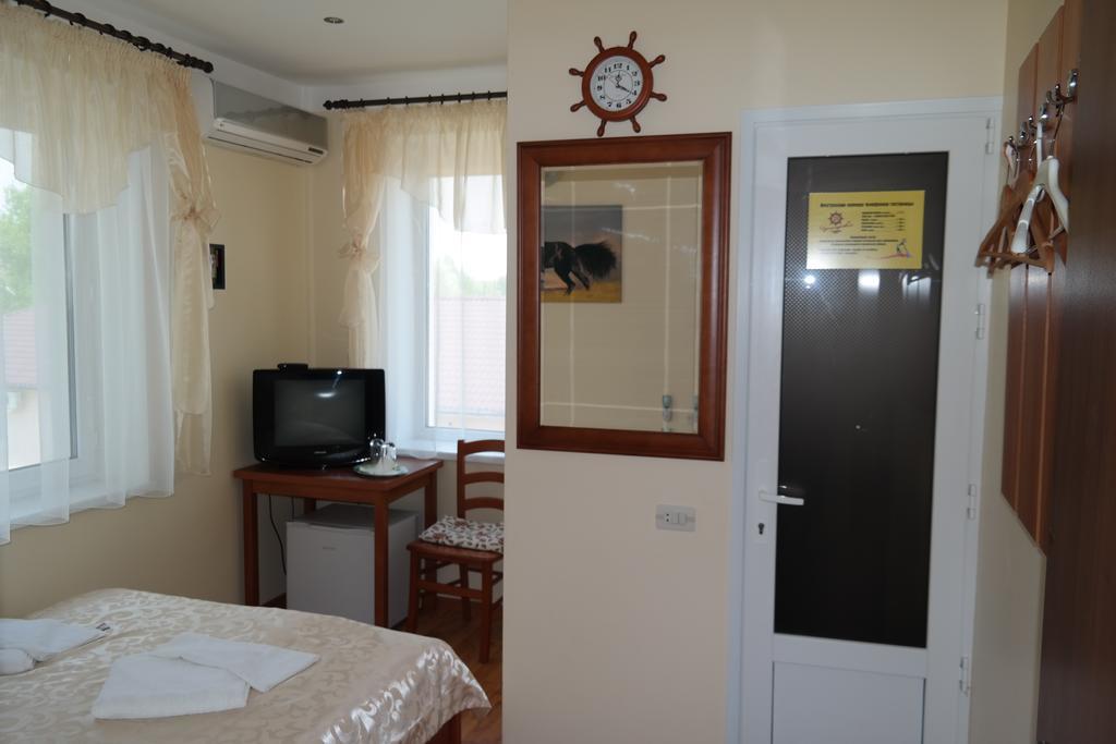 Chernomorskiy 18 Hotel 3*